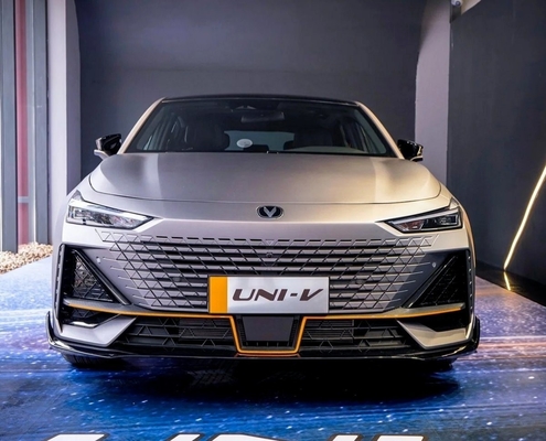 Σέδαν UNI-K Hot Energy Chinese Auto από τον Τσανγκ Prime ένα ηλεκτρικό όχημα 5 θέσεων